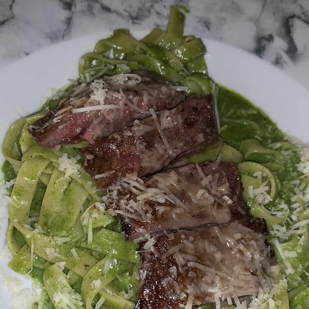 Fettucini al pesto con entraña 