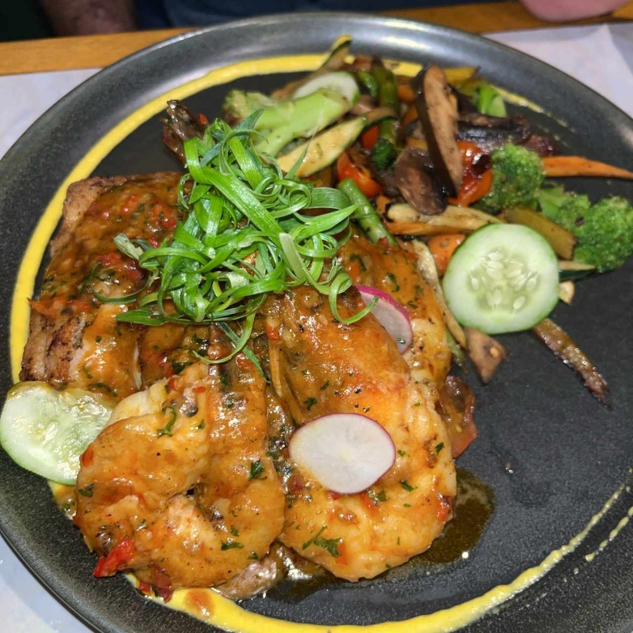 Corvina al ajillo con langostinos y vegetales salteados
