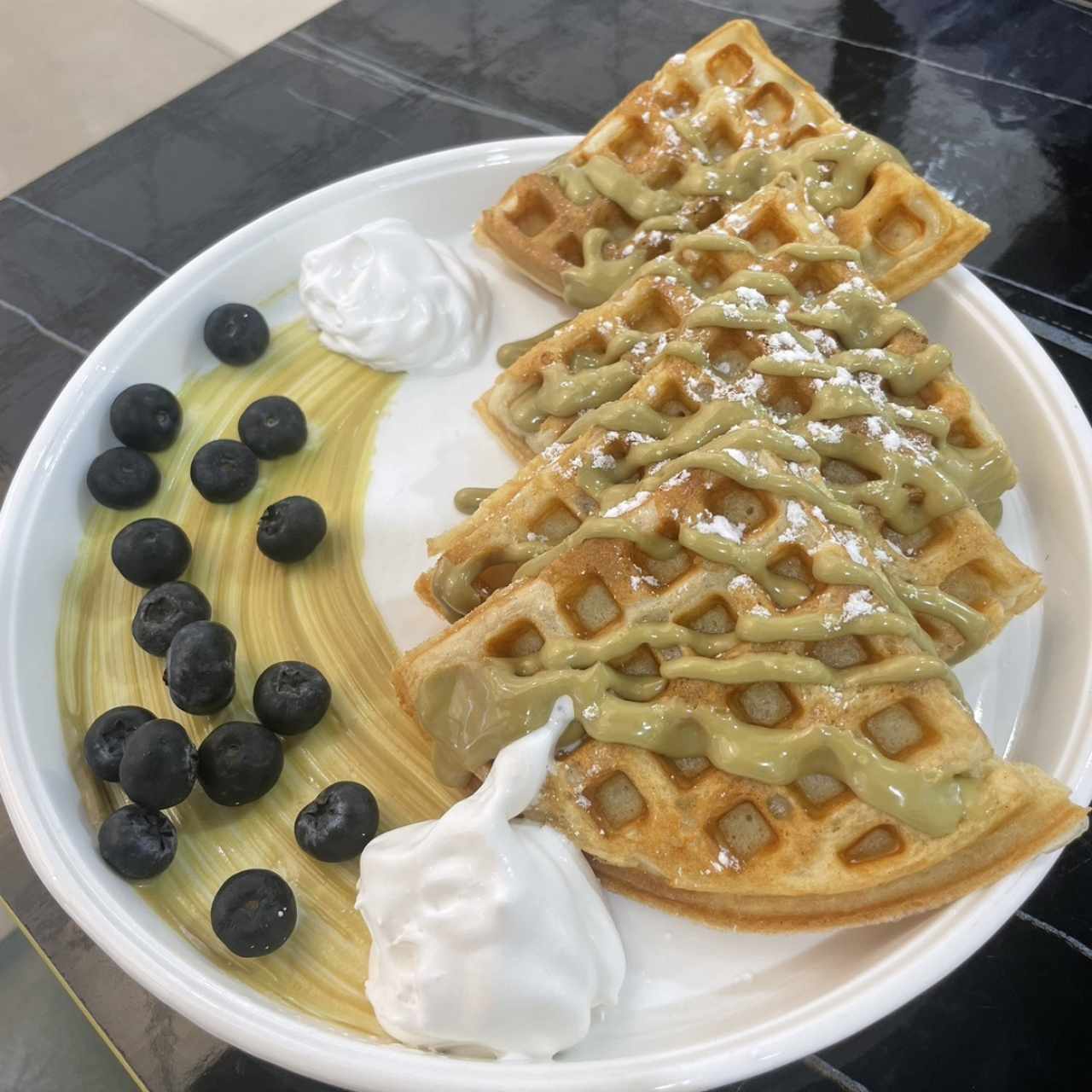 Waffles con arandanos y crema de pistacho