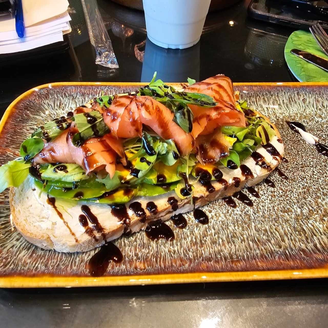 Tostada con Salmón y Aguacate