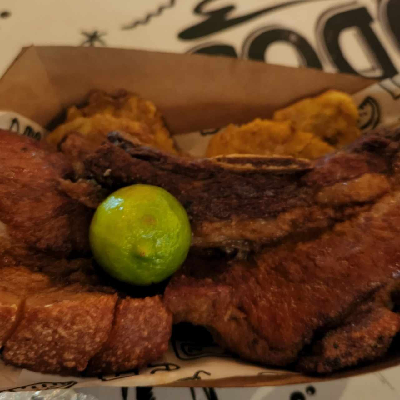 Chicharrón con patacones y guacamole