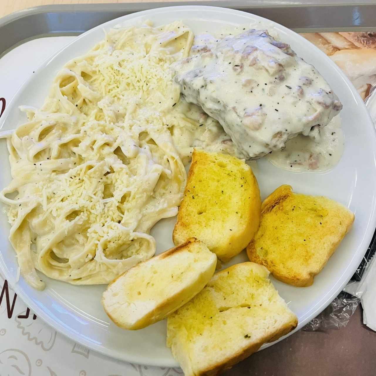 Pasta Alfredo y Costilla Carbonara. 