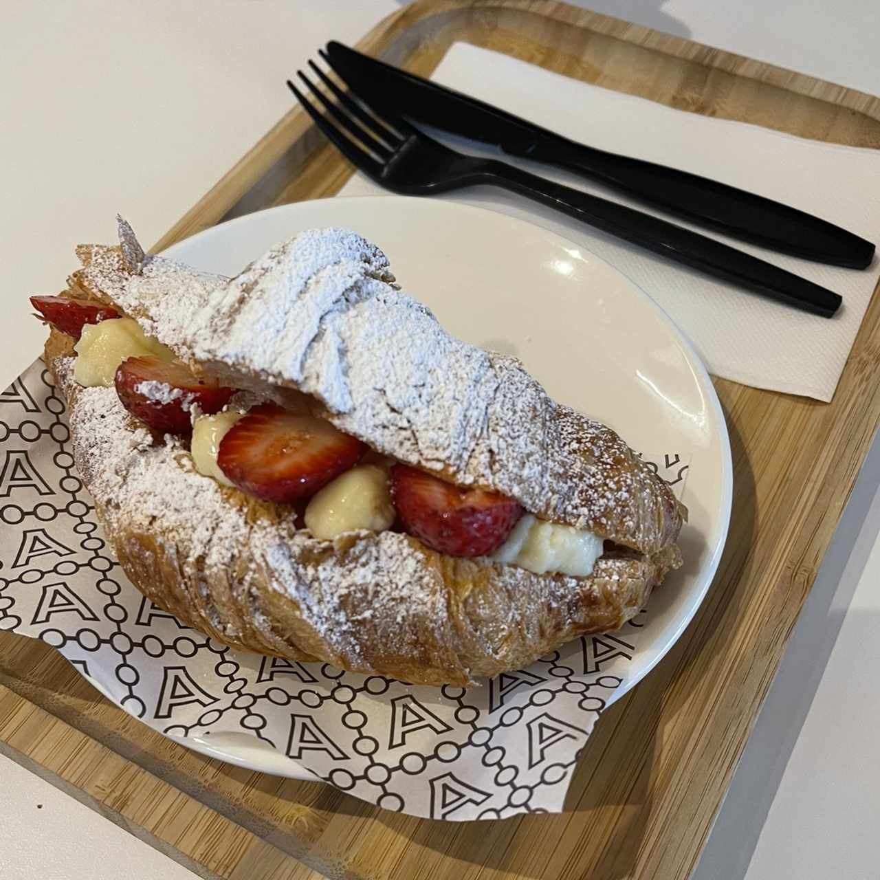 Croissant con crema y fresas