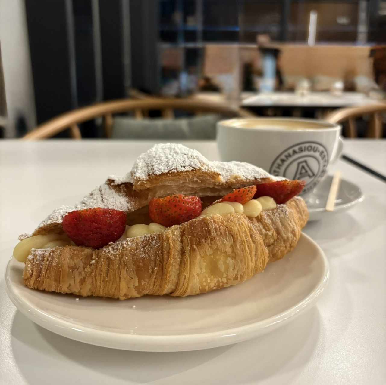 Croissant relleno de crema con fresas