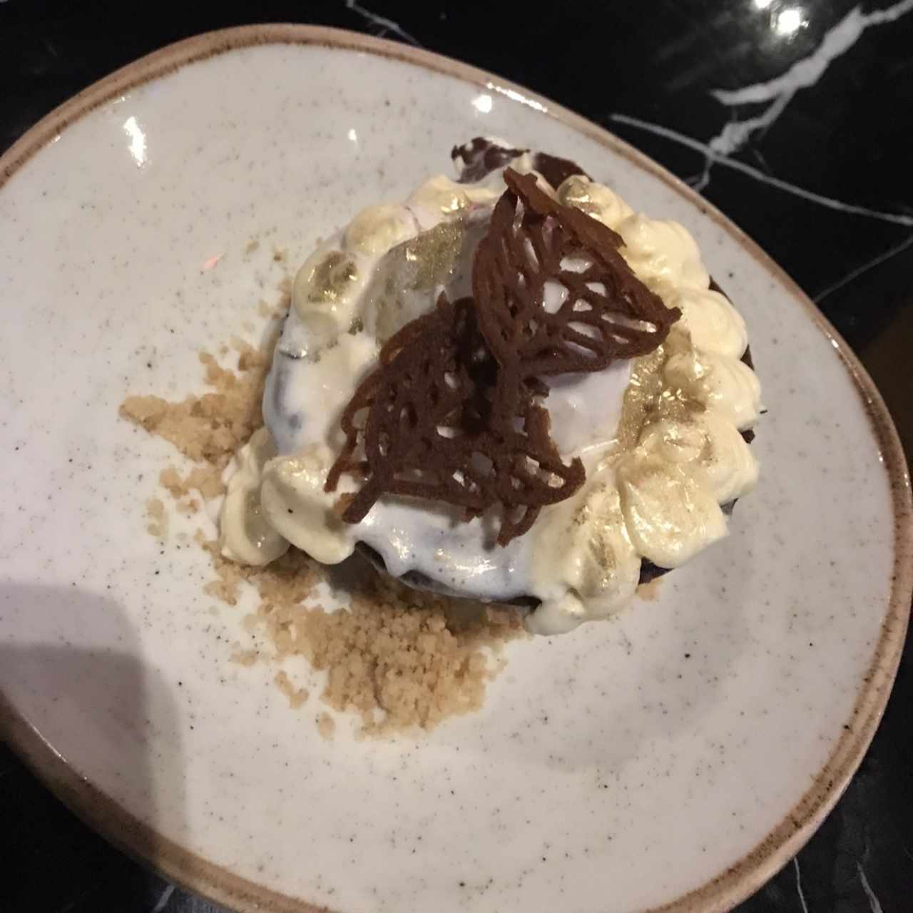 Helado de pipa con piña y chocolate