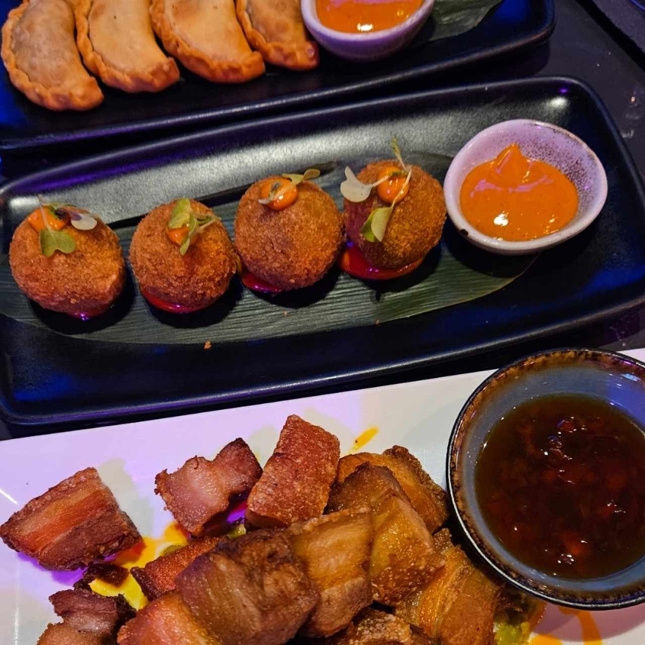 Croquetas de ribeye, empanadas de pulpo y chicharrón