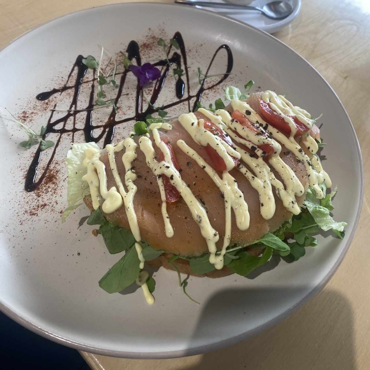 Tostada con salmon 