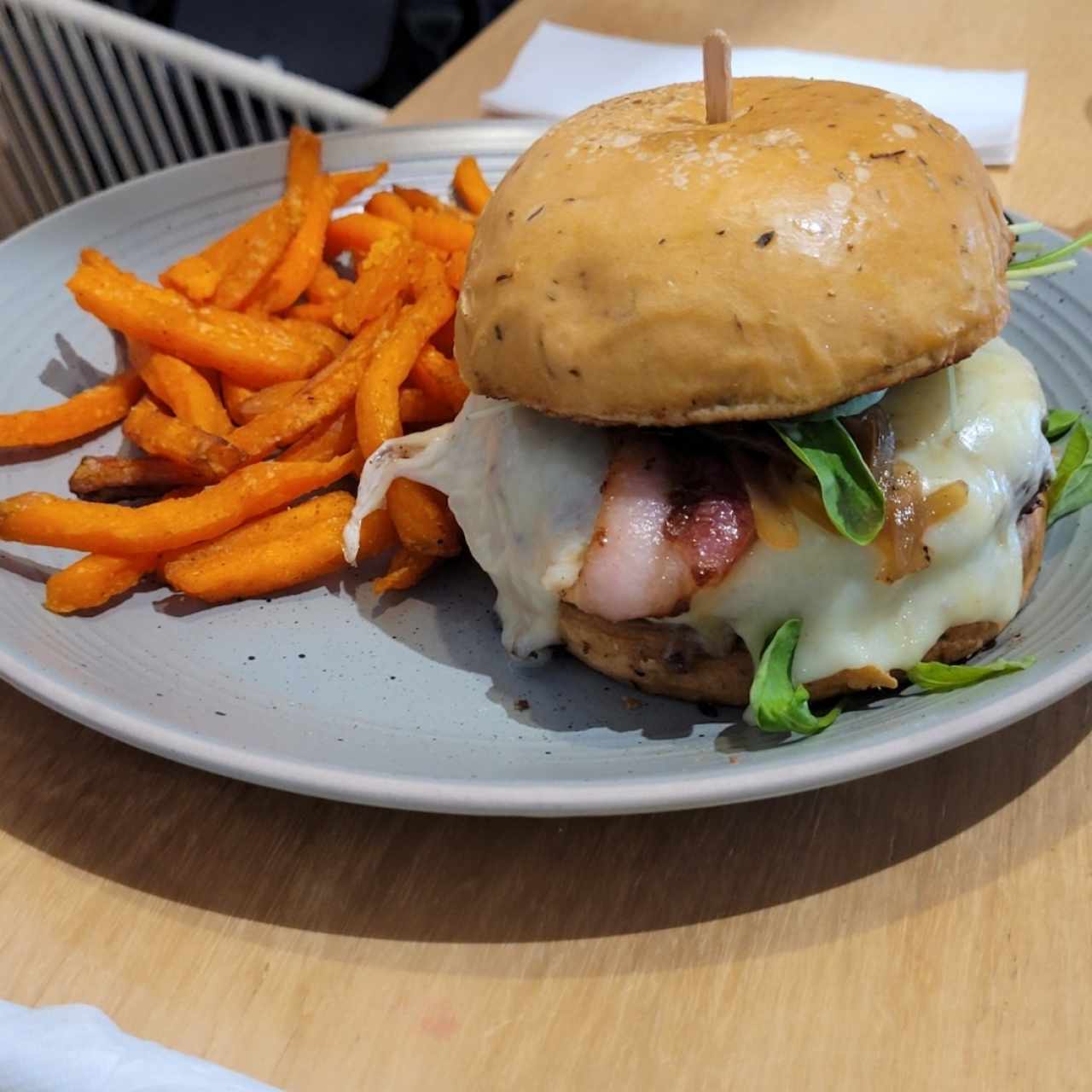 Hamburguesa de la casa camote y tocino