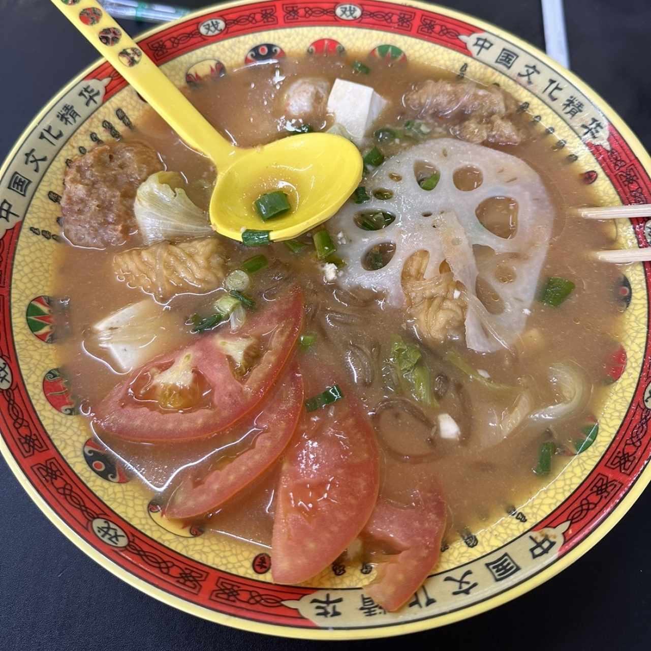 Caldo de tomate con proteinas variados 