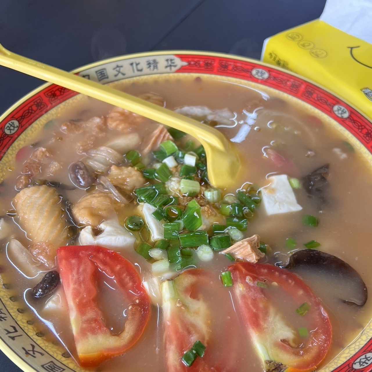 Fideos a base de sopa de tomate uno escoge lo quiere de topping