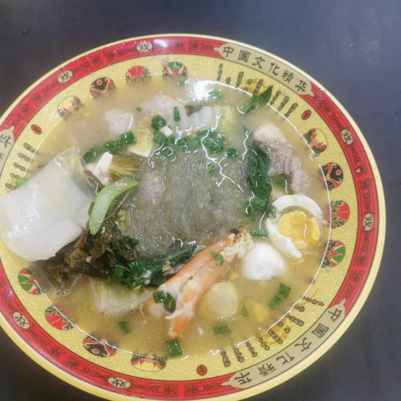 Vermicelli, vegetales y proteínas cocinas en sopa original 