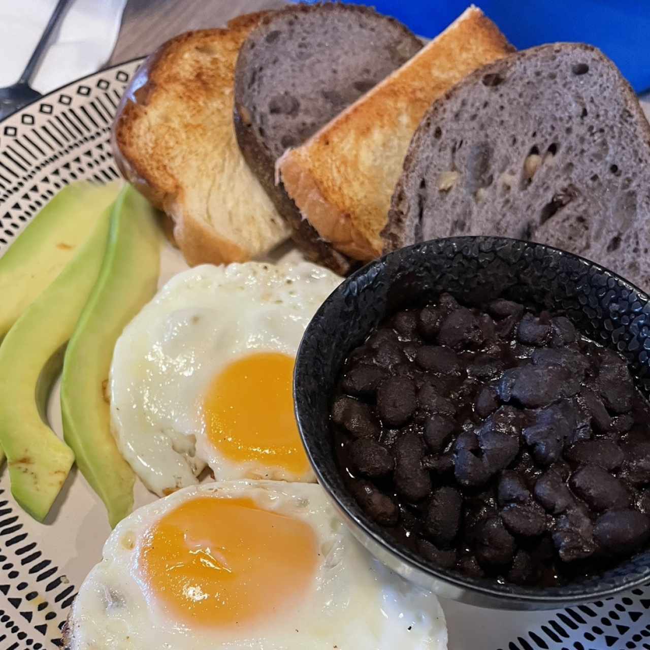 Huevos, hogao, frijolitos y aguacate