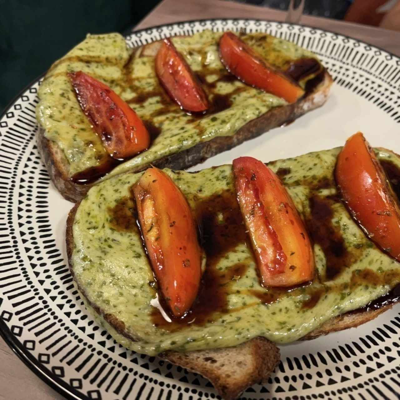 Tostada de mozzarella y pesto