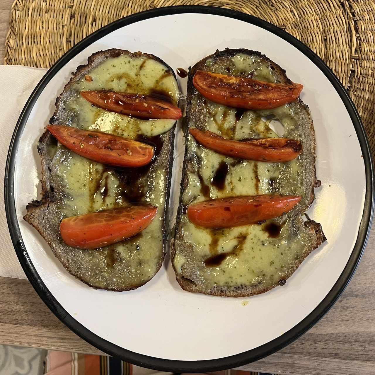 Tostadas - Pesto y mozzarella