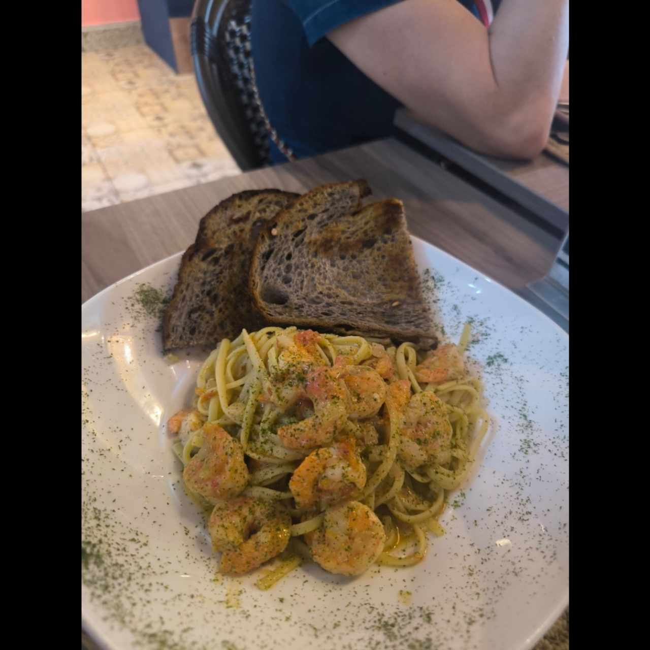 Camarones al vino blanco