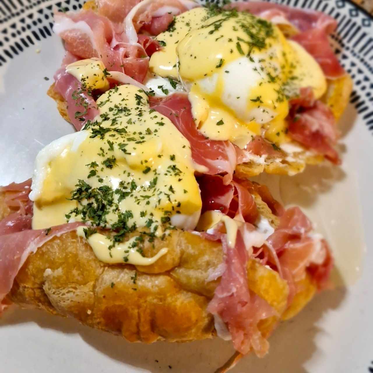 Especiales - Croissant & Serrano Benedictinos