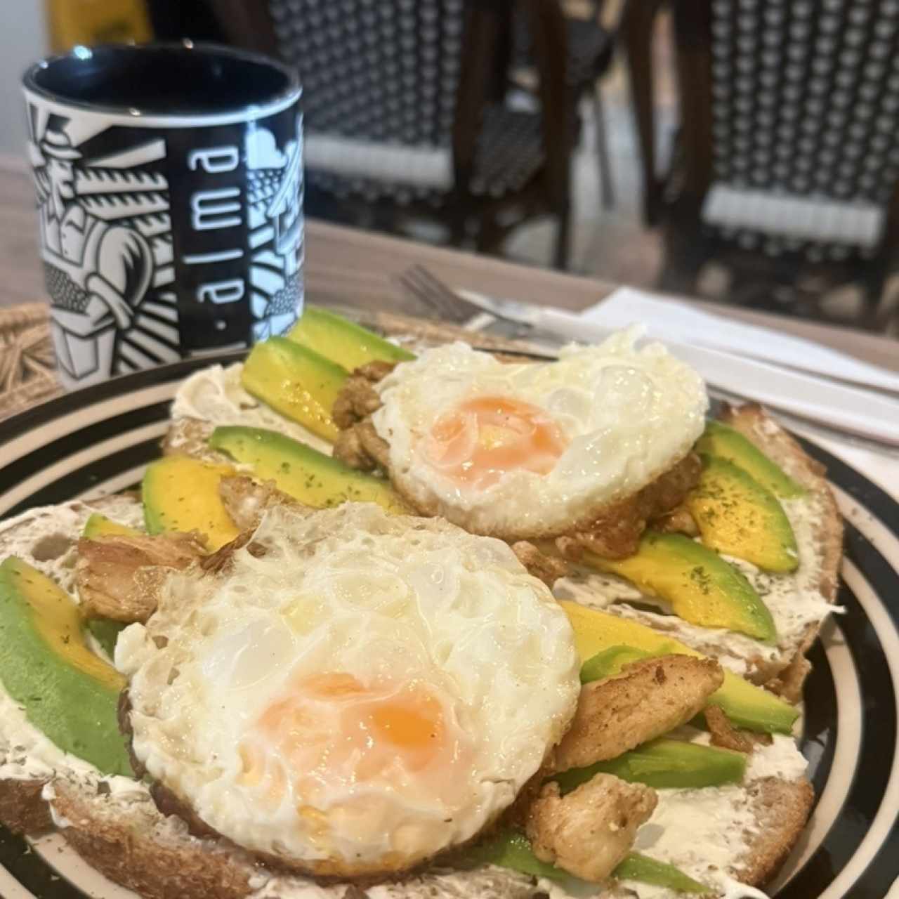Tostada pollo y aguacate
