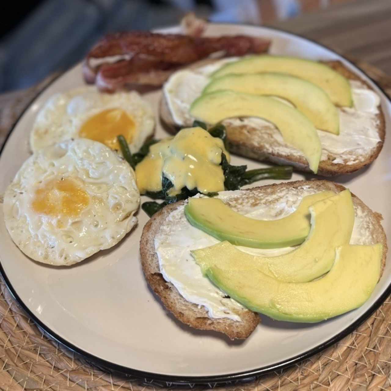 Huevos, hogao, frijolitos y aguacate