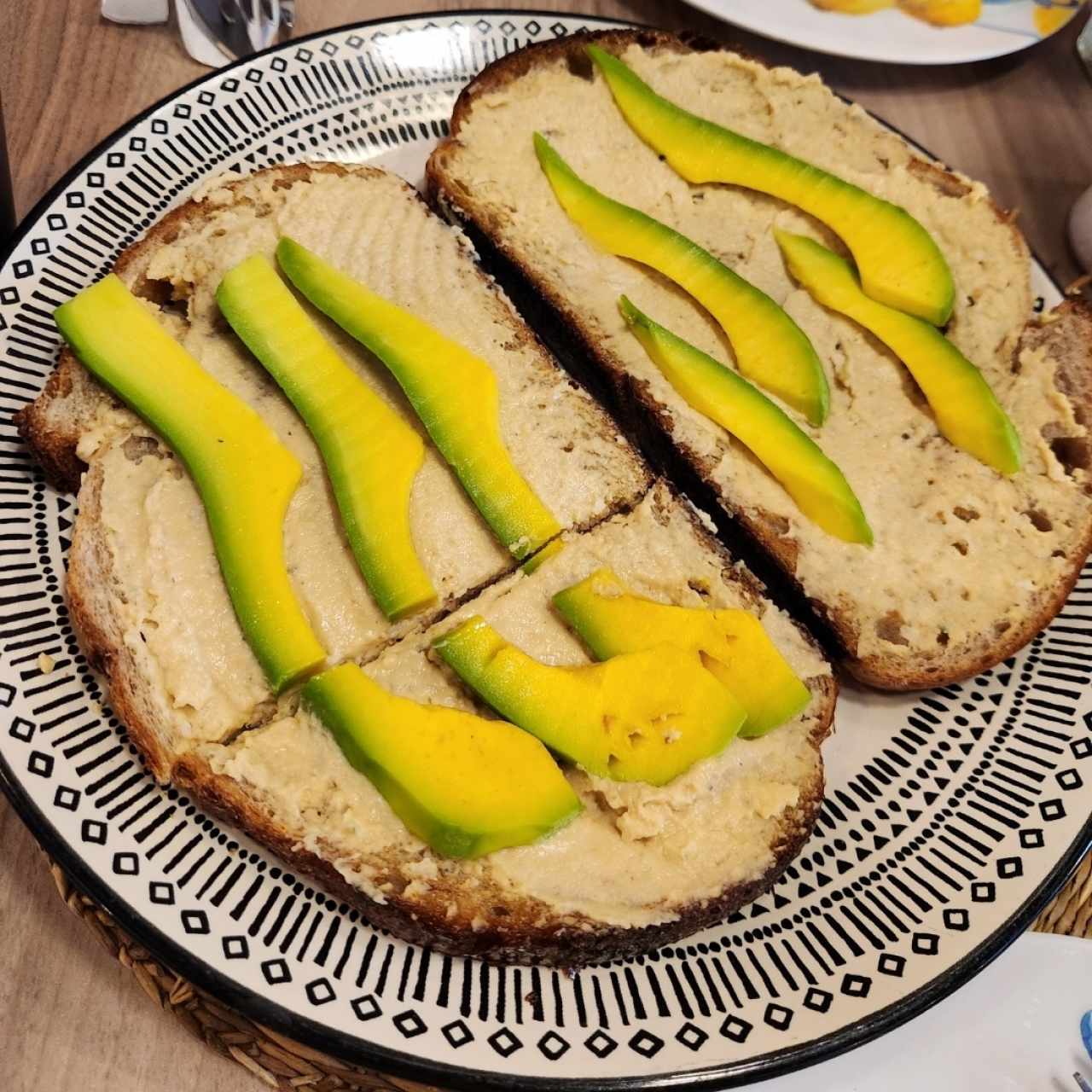 Tostadas - Hummus y aguacate