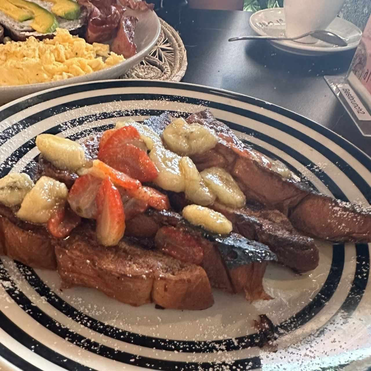 Fresas y bananos caramelizados