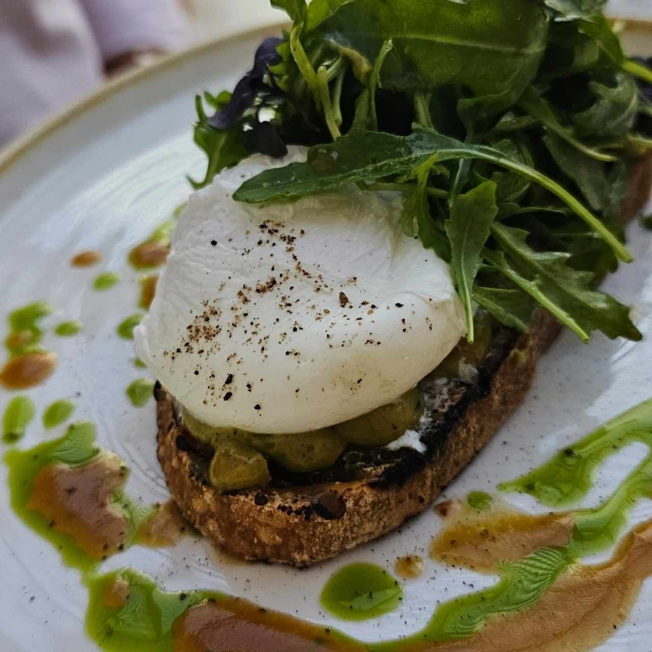 tostada con aguacate y huevo poche