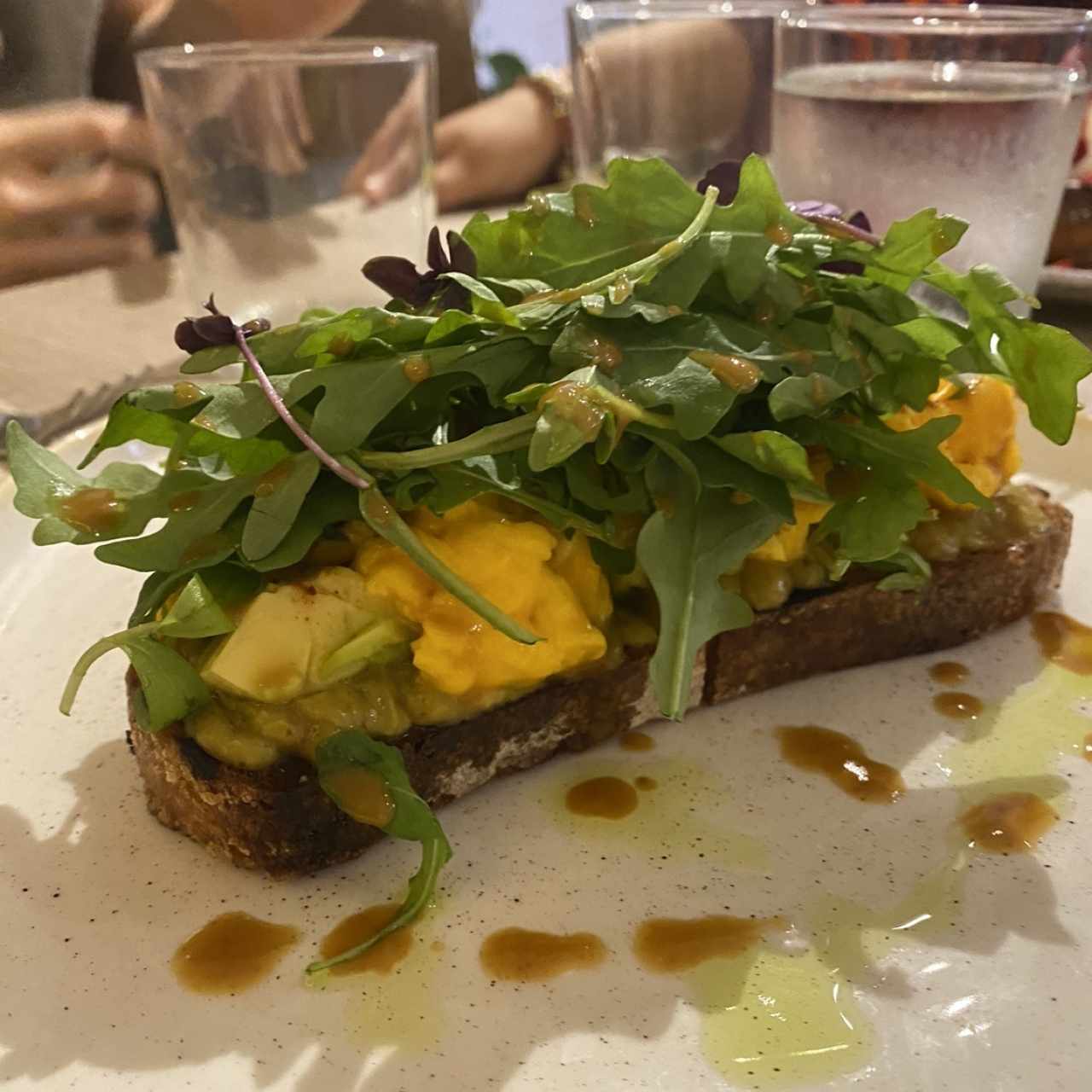 Avo toast + huevos 