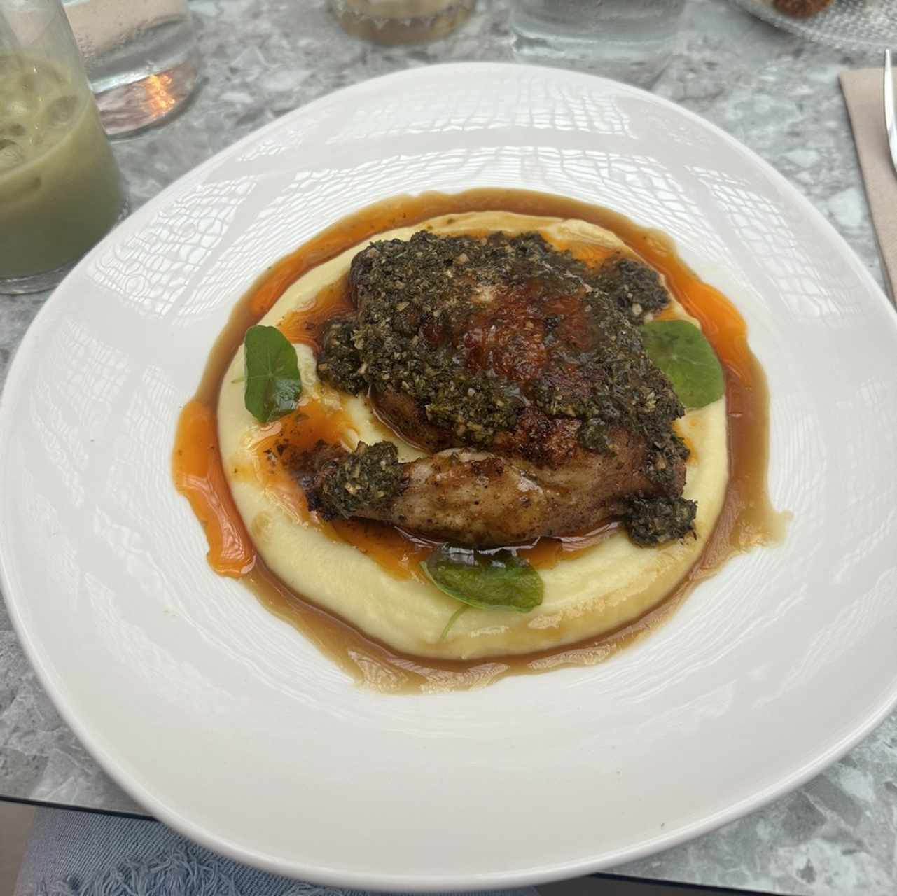 POLLO ASADO CON CHIMICHURRI Y PURÉ DE PAPA