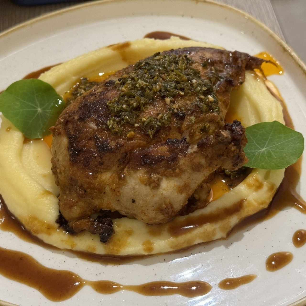 POLLO ASADO CON CHIMICHURRI Y PURÉ DE PAPA