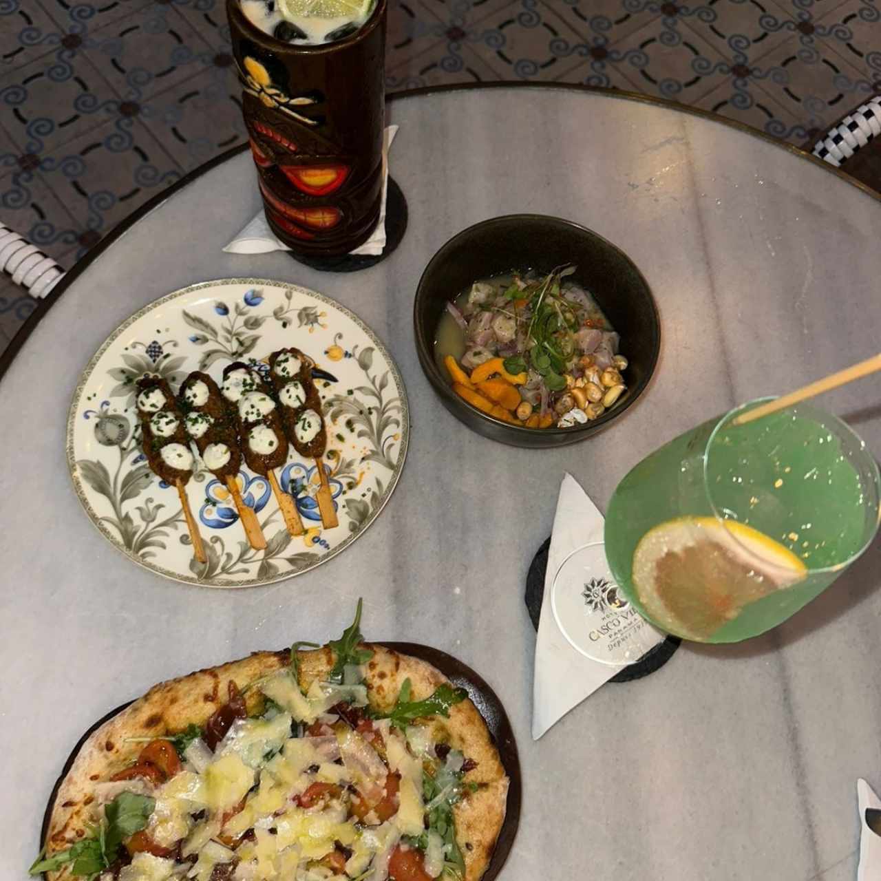 Brochetas - Cordero,salsa de Yogurt,cebollina y más