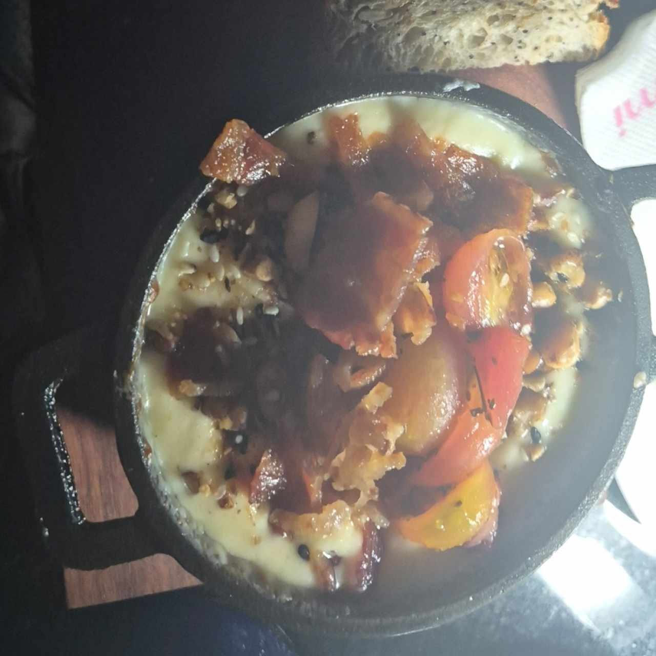 Fondue de queso,tocino,Avellanas,Tomates Confitados