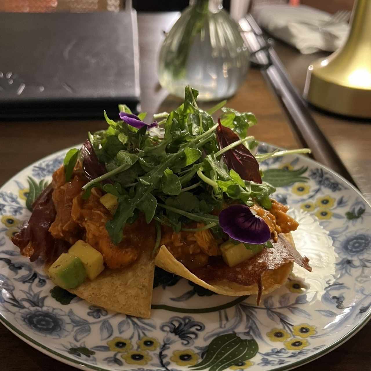 Tostada de Maíz con pollo "Desmechado"