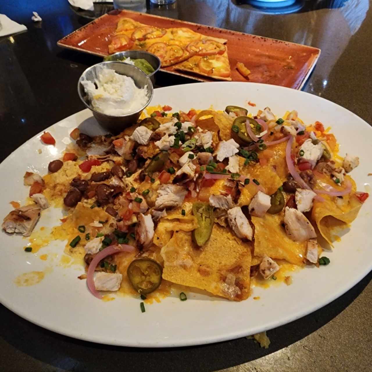 Nachos con extra de pollo.