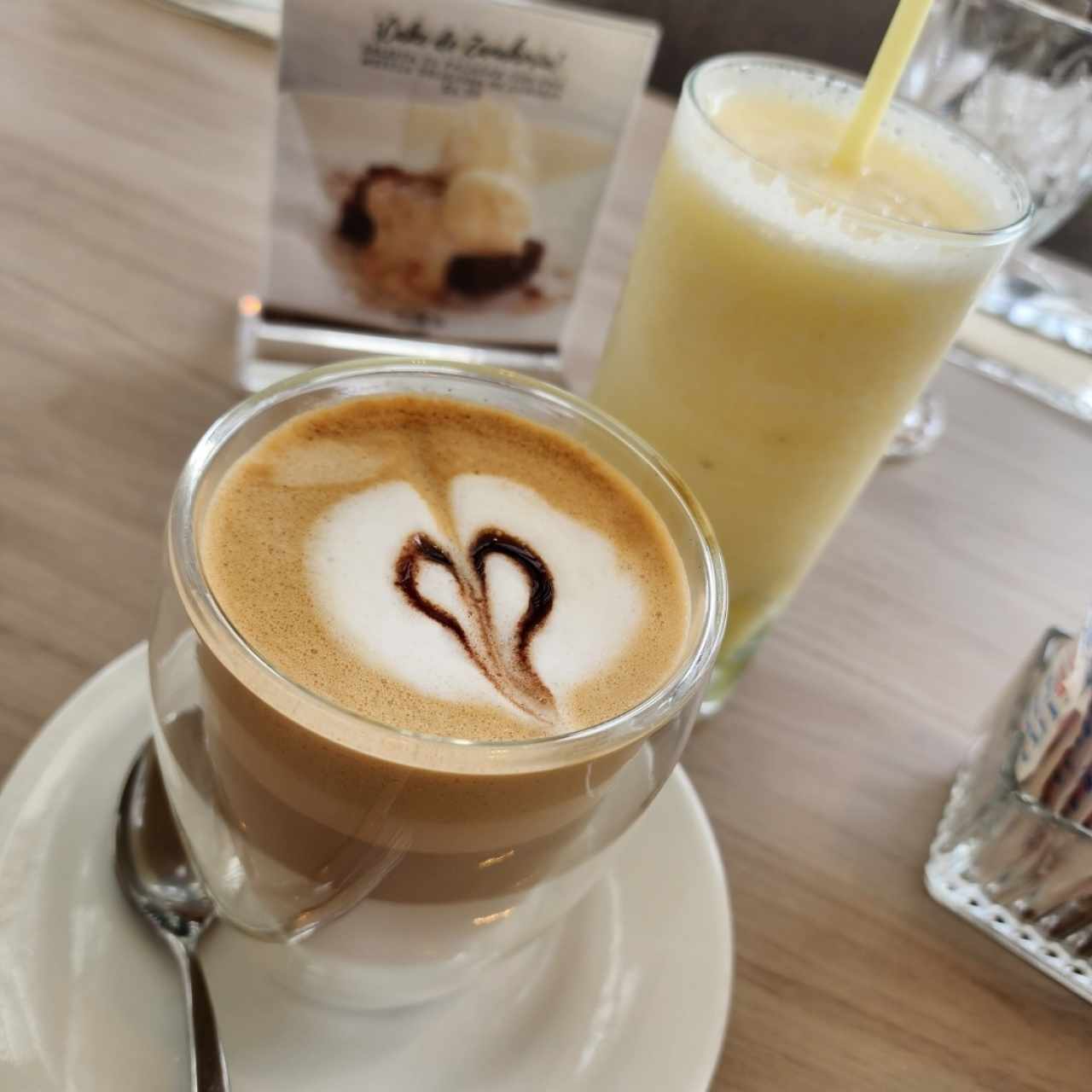 café latte con leche deslactosada y jugo de piña