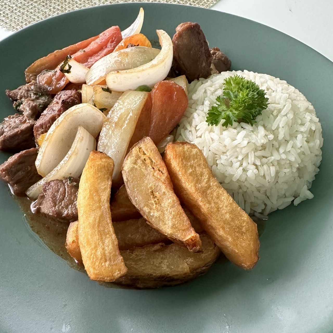 Platos Fuertes - Lomo Saltado