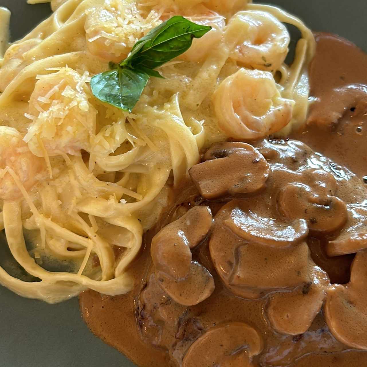 Parpadelle en salsa boancs con camarones y filete en salsa de hongos