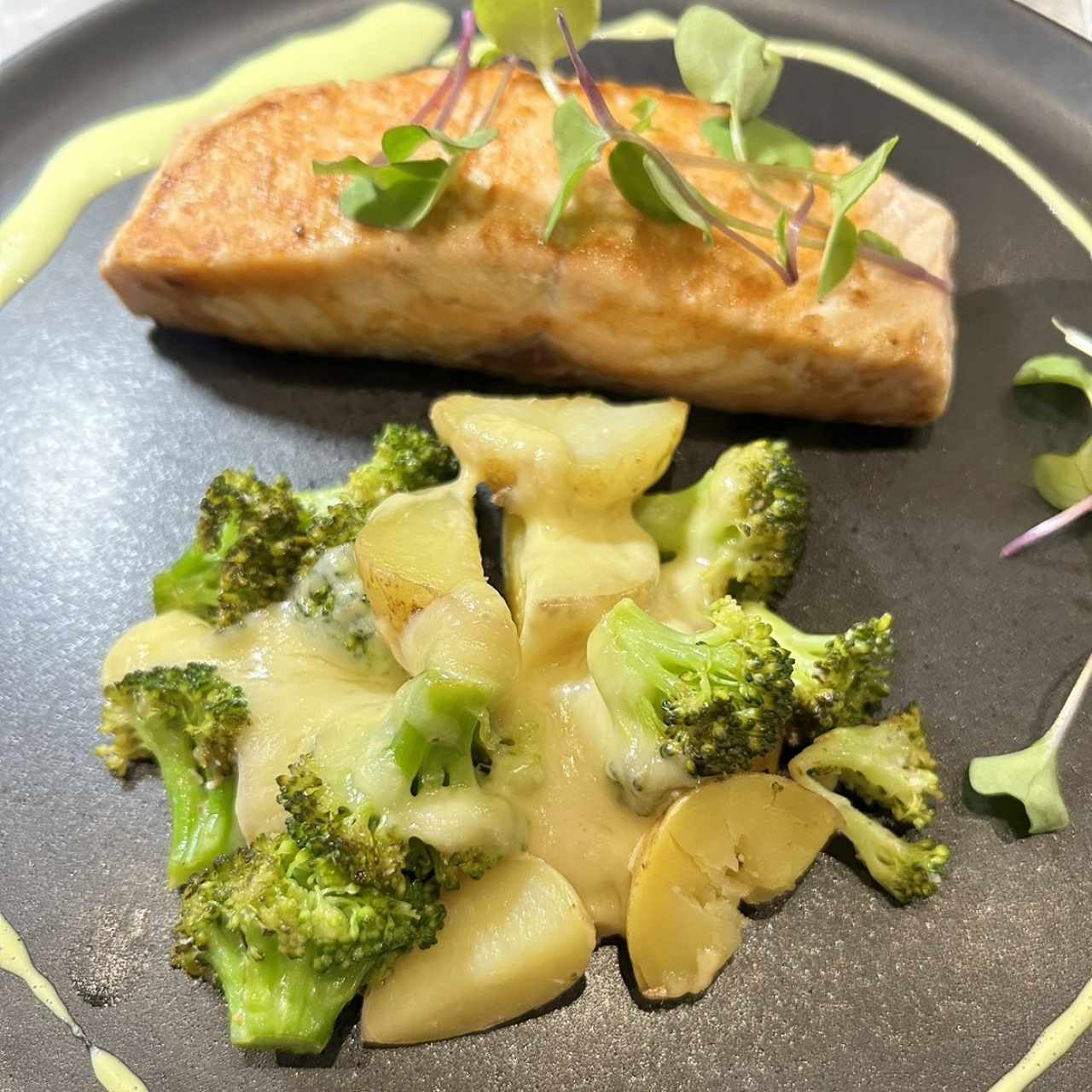 Salmon con papas salteados 