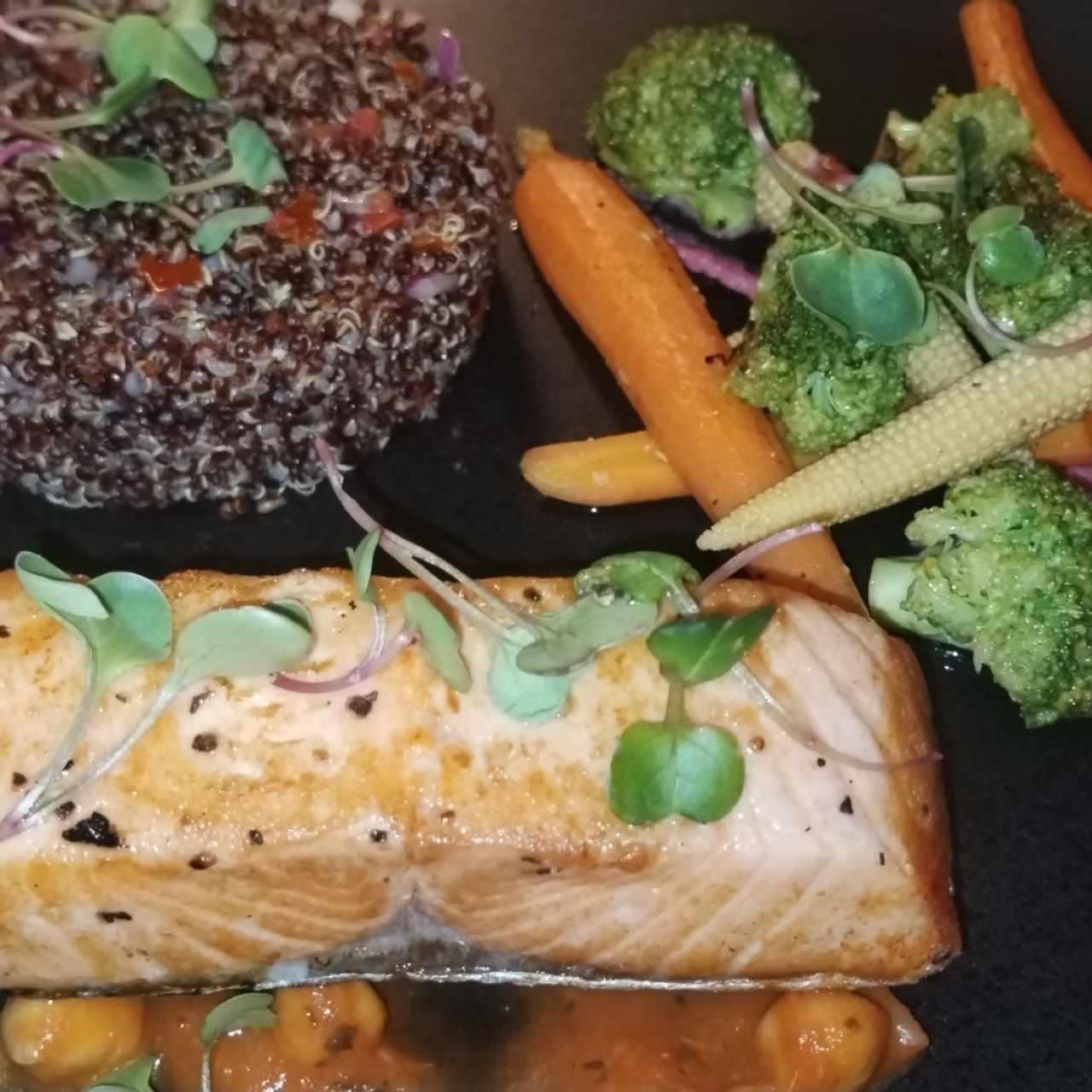 Salmón con vegetales y quinoa 