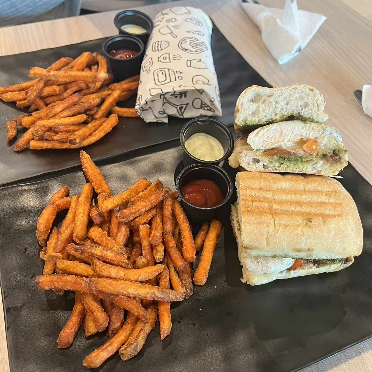 Panini pollo al pesto y chicken wrap