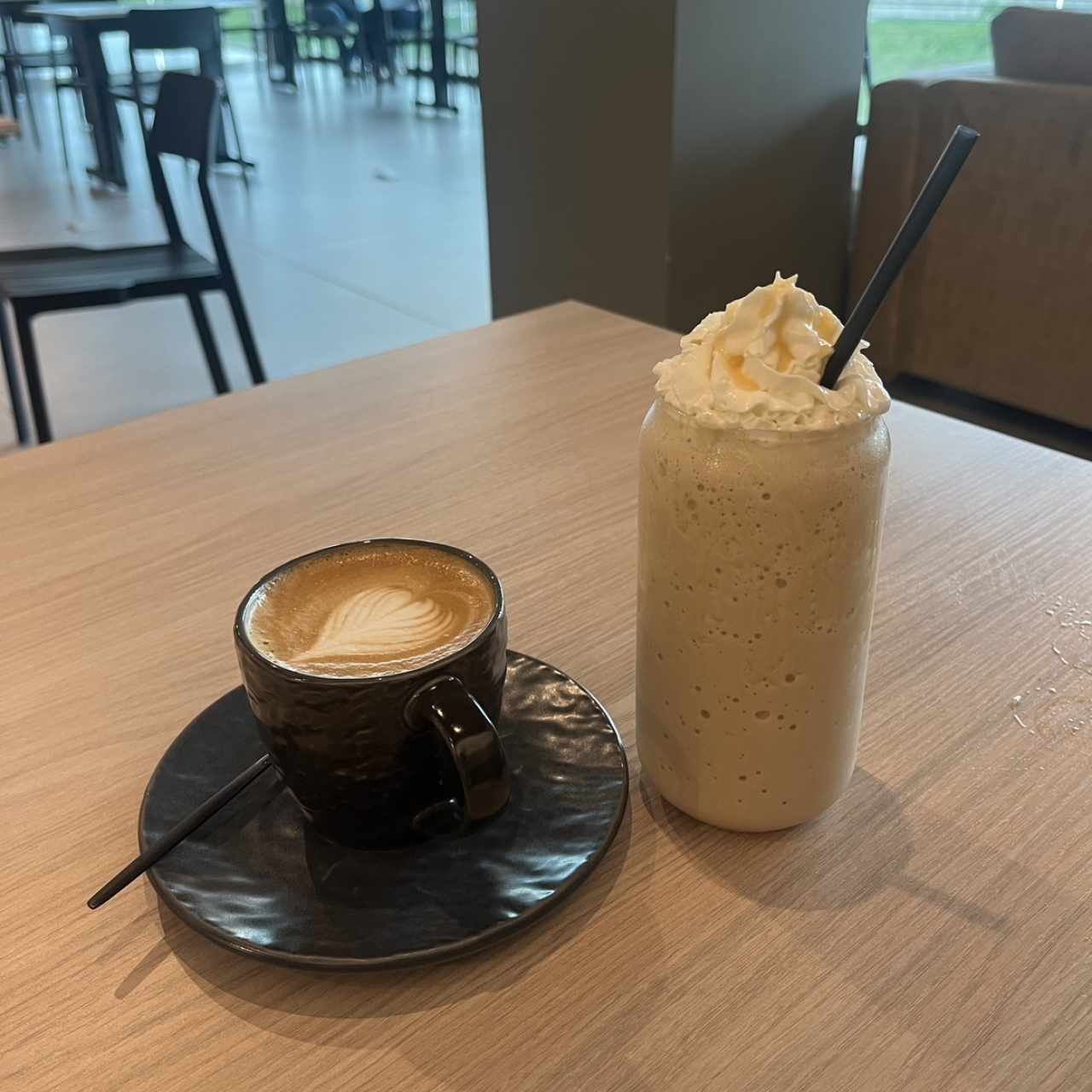 Latte y frappé de chocolate blanco