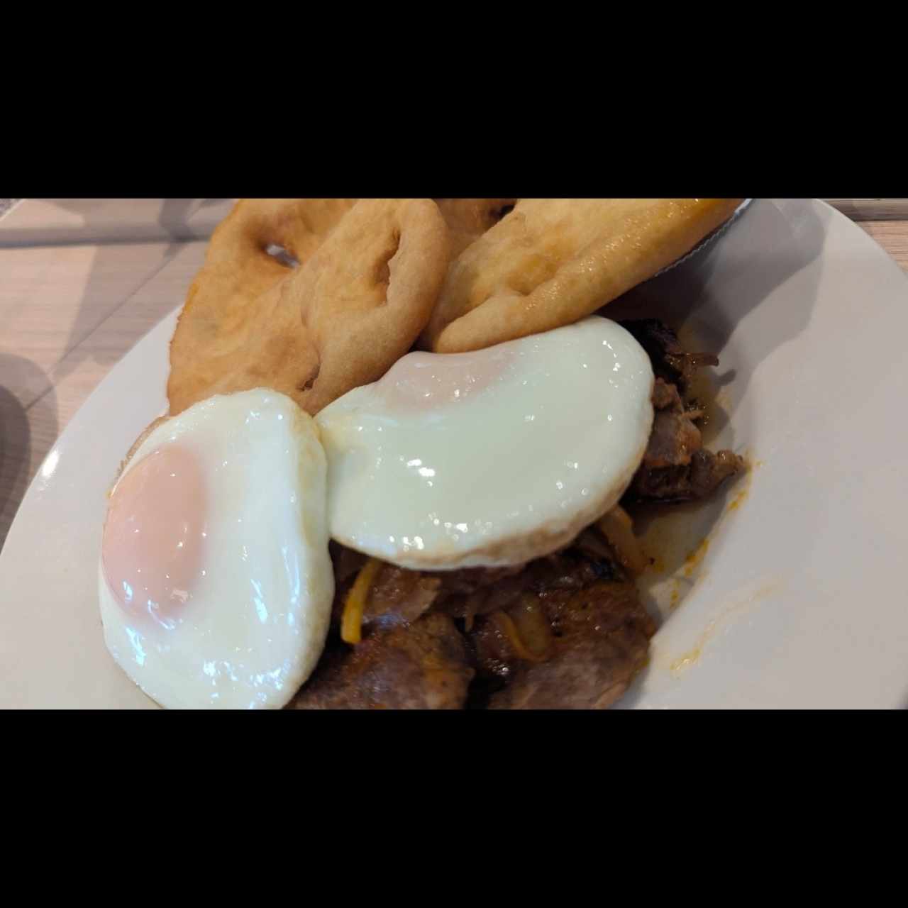 filete encebollado a caballo