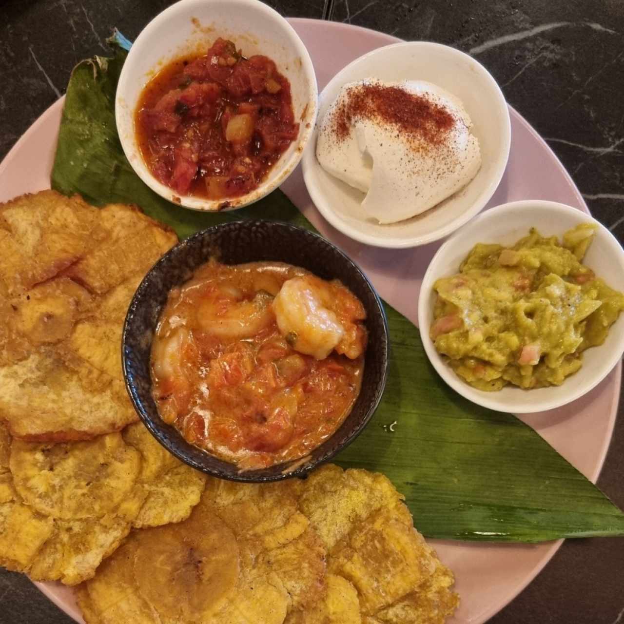 Mix de patacones o arepas fritas con camarones