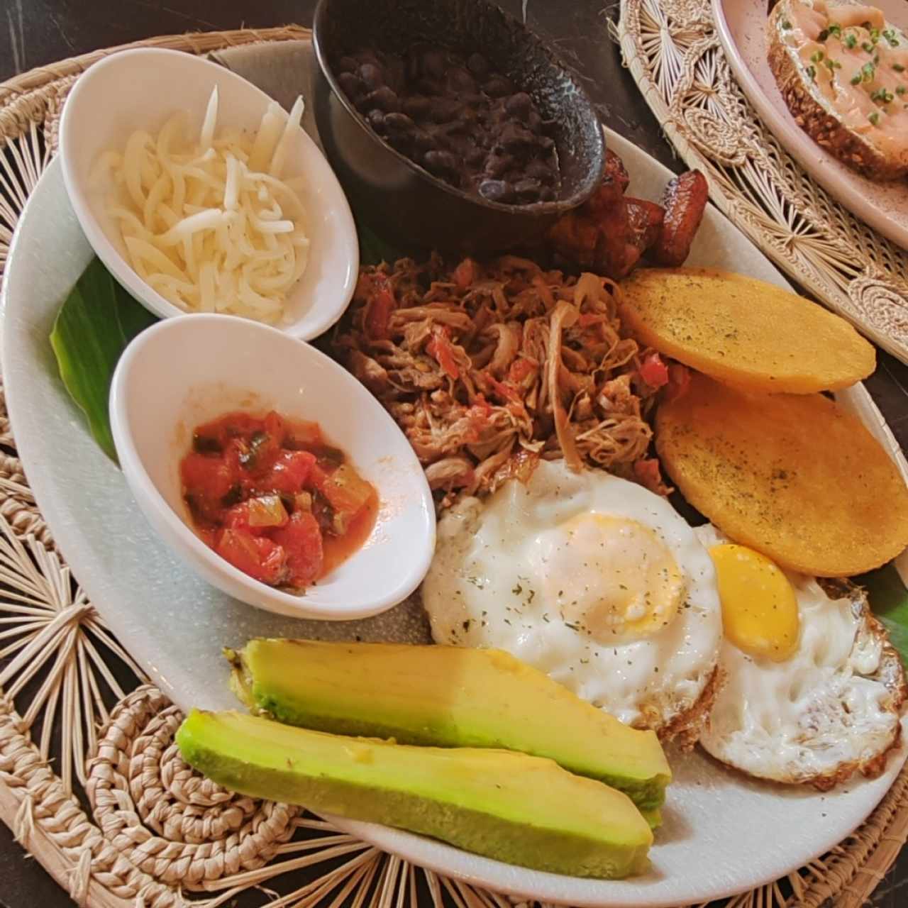 Huevos, hogao, frijolitos y aguacate