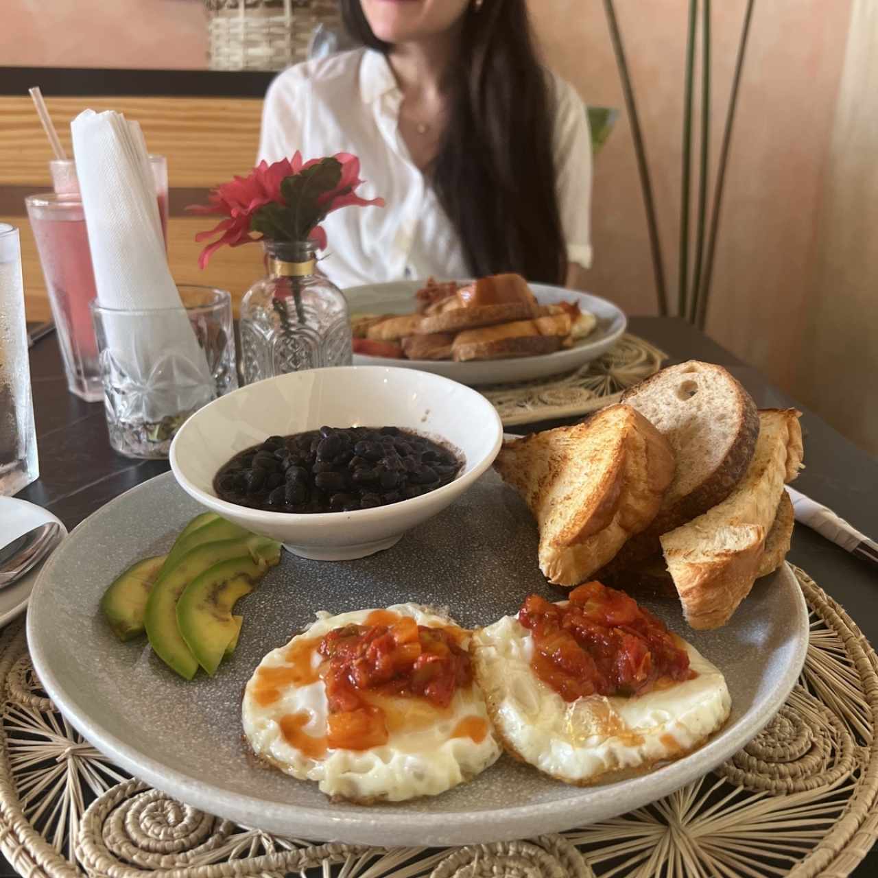 Huevos, hogao, frijolitos y aguacate