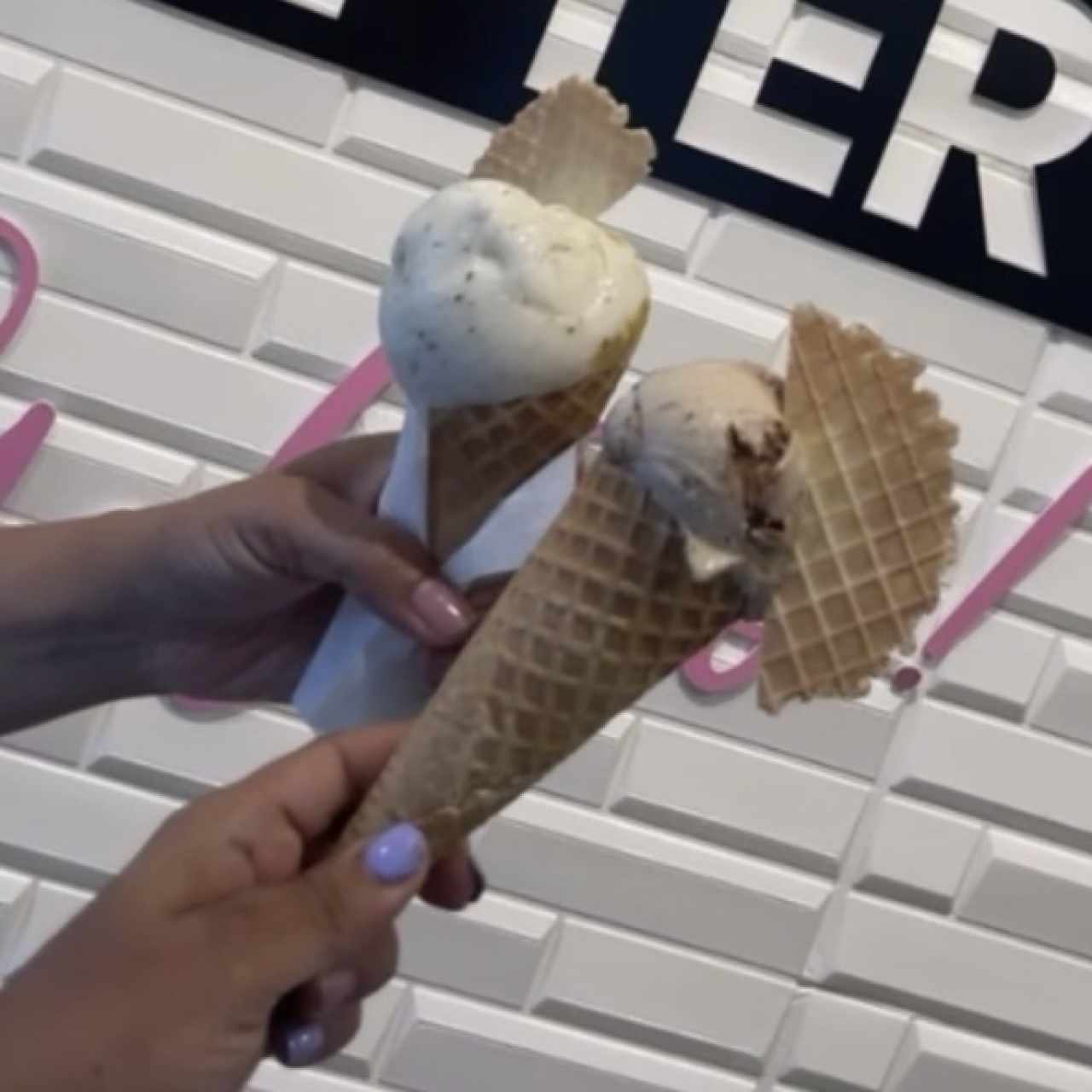 Helado Tiramisu y Limon Hierbabuena trocitos piña