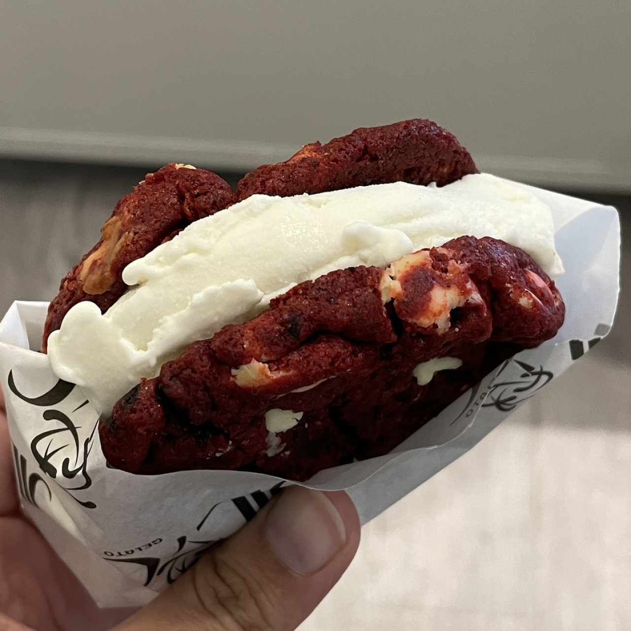 Galleta red velvet con helado Fior di latte