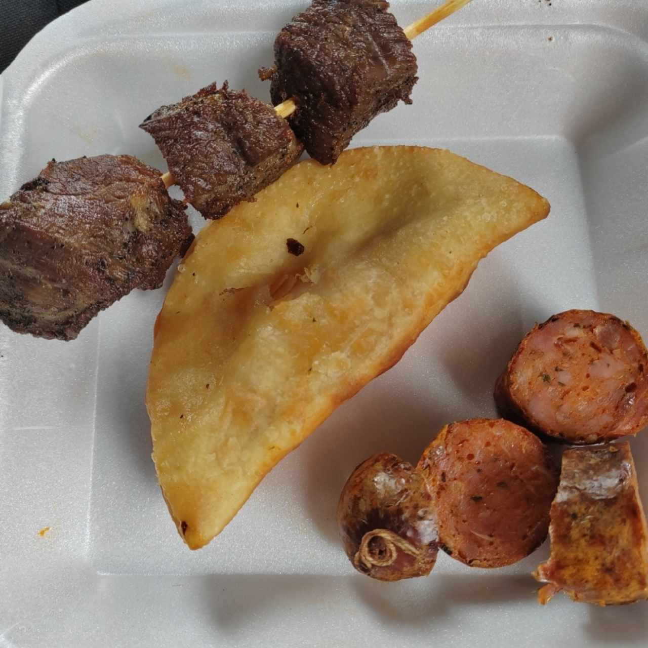 Carne en palito ahumada, empanada de queso y chorizo ahumado (Nota: la porción trae más solo que no aguante las ganas y no había tomado la foto) 