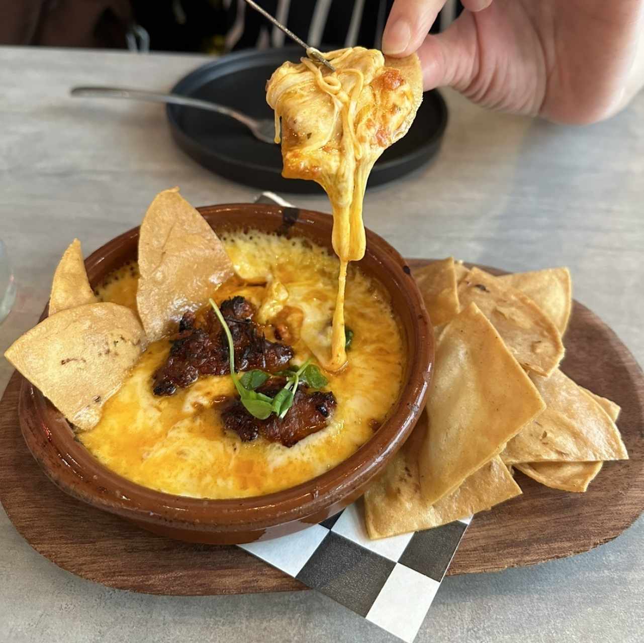 Queso Fundido y Chorizo Tableño