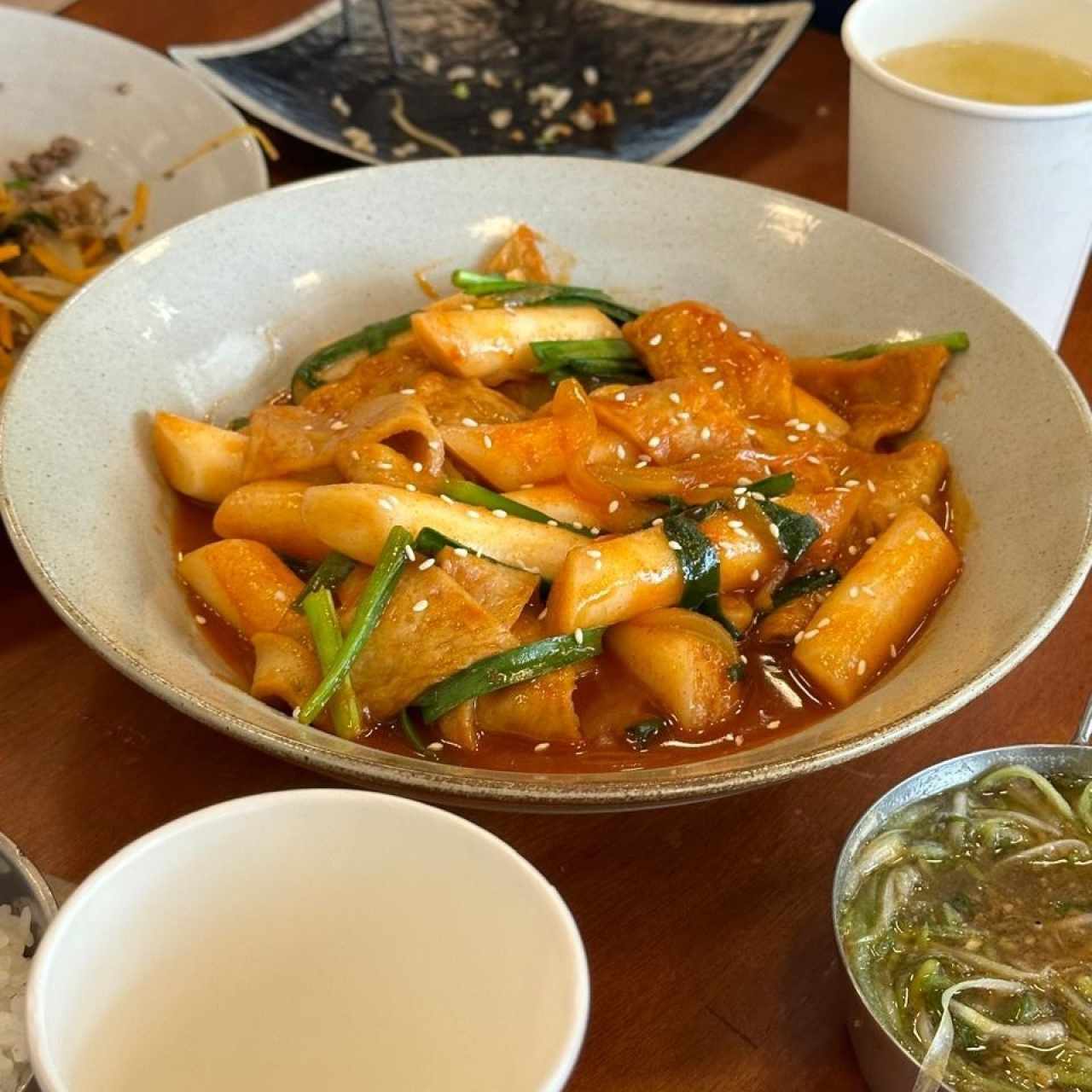 ROSE TTEOKBOKKI (PASTA DE ARROZ Y MARISCO CON SALSA CREMOSA PICANTE)