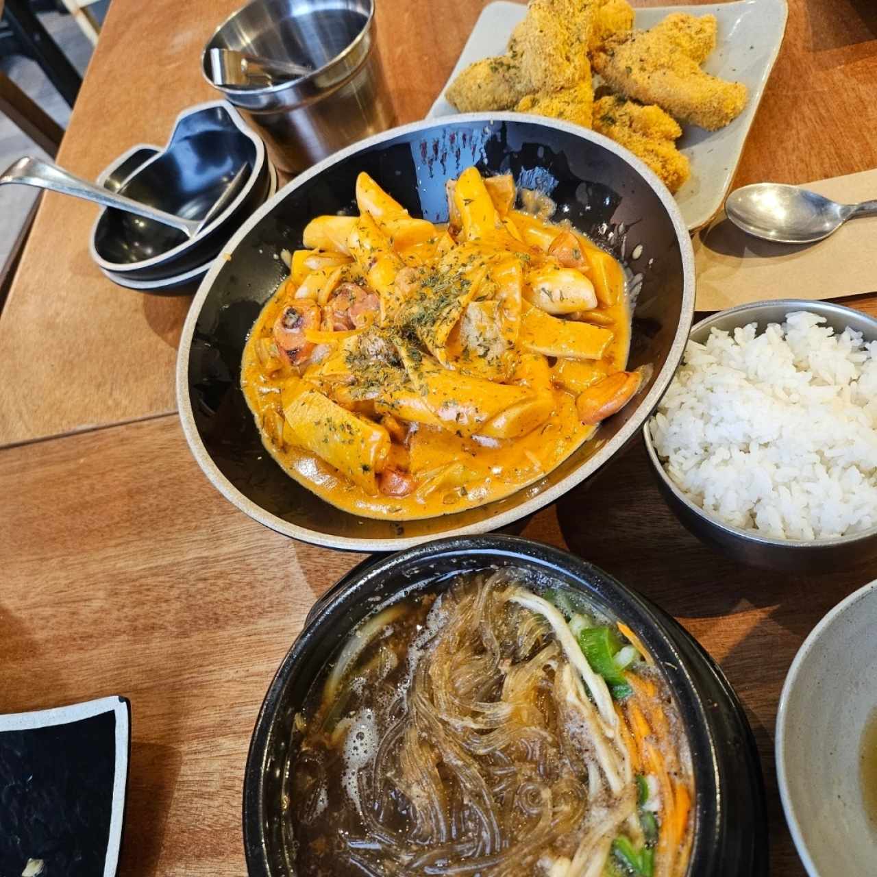 Sopa Doeji Bulgogi, Tteokbokki Rosé, Alitas prinkle