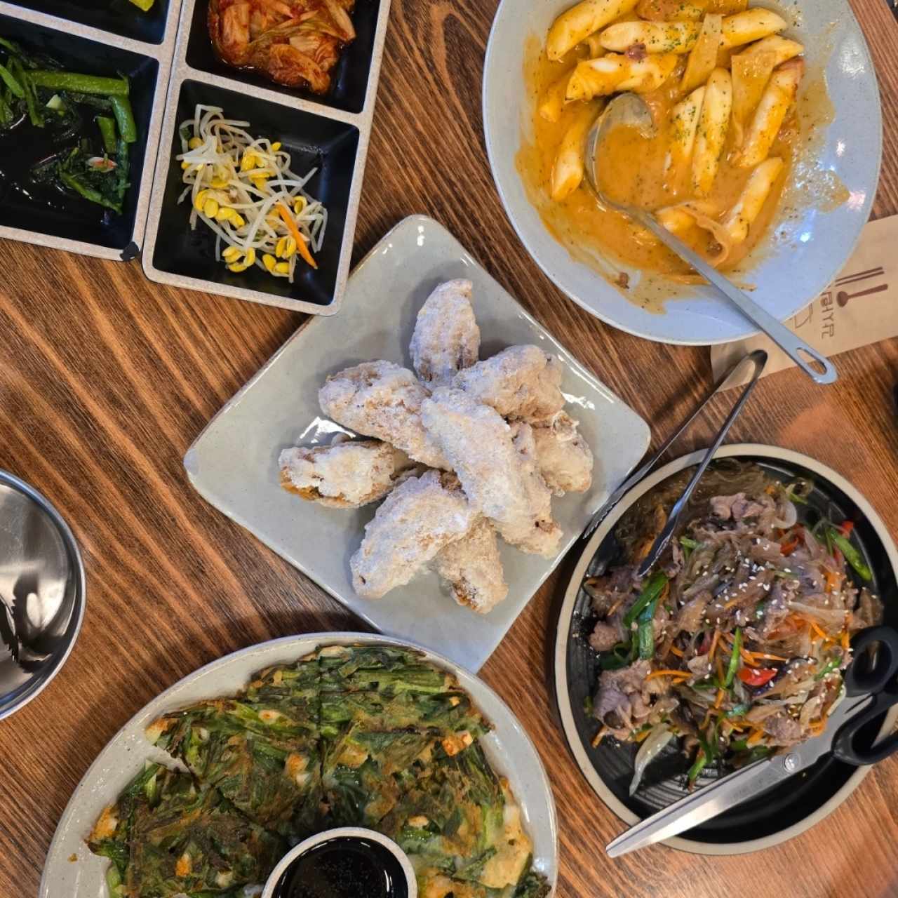 Fideo - JAPCHAE, tortilla de camarones, alitas con queso espolvoreado y pasta de arroz